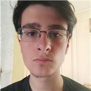 Studente universitario di ingegneria aerospaziale impartisce lezioni di matematica per studenti di elementari, medie e superiori